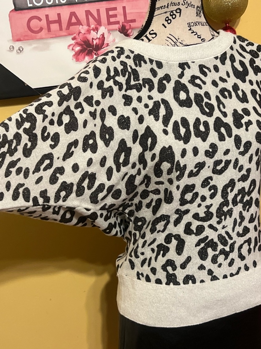 XOXO Black Leopard Print blouse with White Base  glitter women size m - Picture 4 of 10